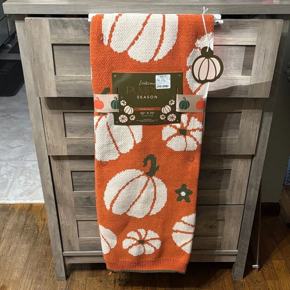 NWT WELCOME PUMPKIN SEASON ORANGE PUMPKIN CHENILLE JACQUARD 50X70 THROW BLANKET